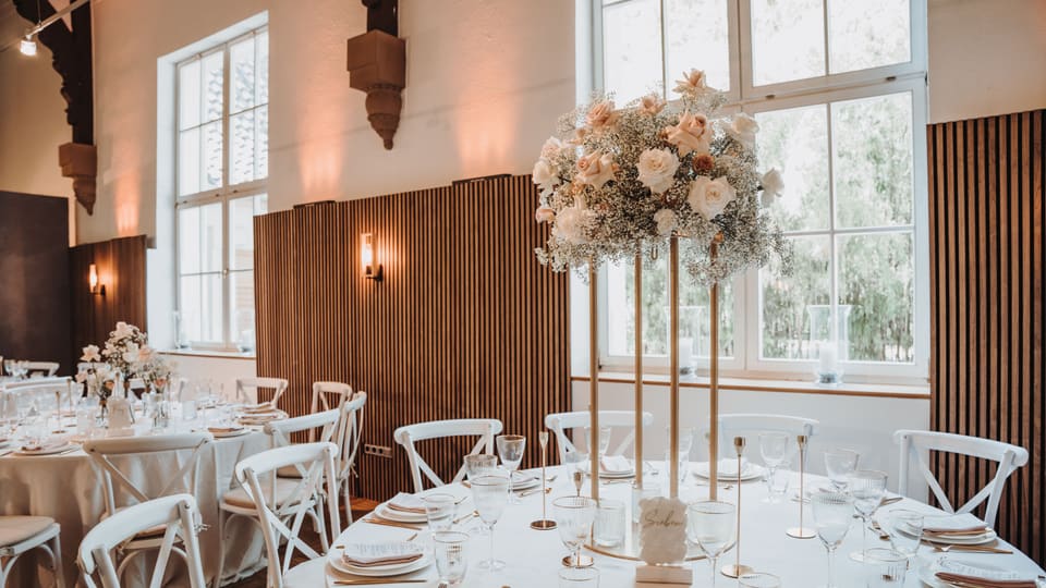 Elevate your event with this luxurious table setting featuring an elegant floral arrangement.